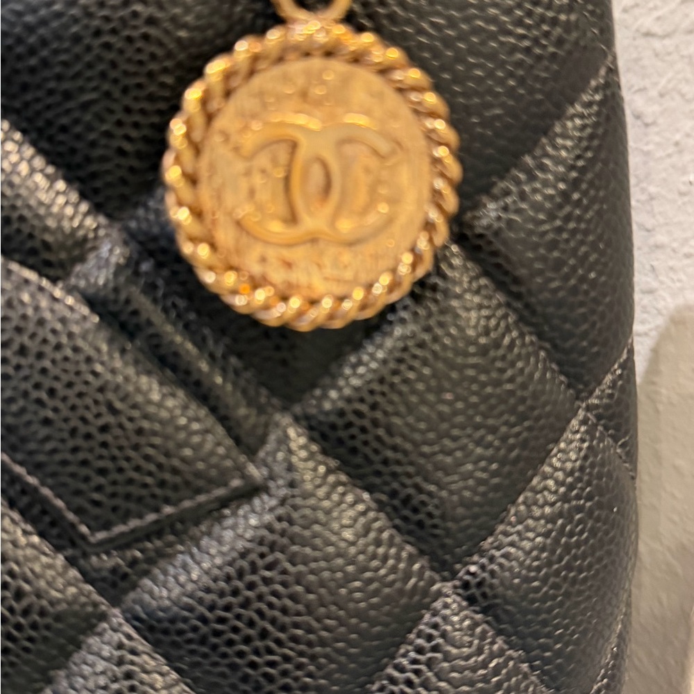 CHANEL Black Quilted Caviar Leather Tote with 24k Gold pl Medallion EUC - Picture 2 of 6